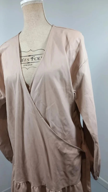 Robe Portefeuille Simili Cuir Satiné Beige Nude – Bas Volanté – ASOS – Taille 44