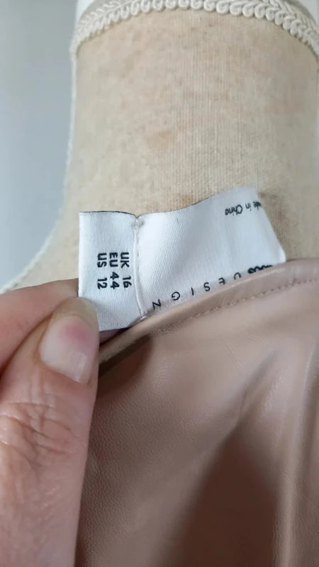 Robe Portefeuille Simili Cuir Satiné Beige Nude – Bas Volanté – ASOS – Taille 44