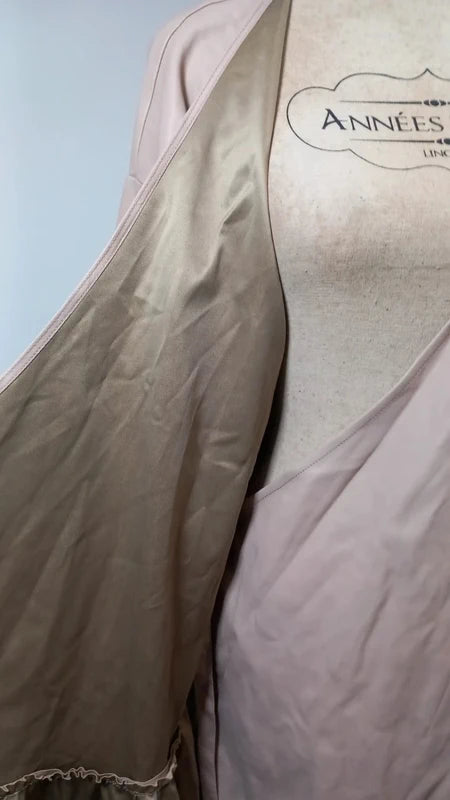 Robe Portefeuille Simili Cuir Satiné Beige Nude – Bas Volanté – ASOS – Taille 44