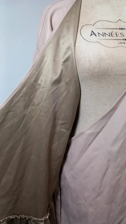 Robe Portefeuille Simili Cuir Satiné Beige Nude – Bas Volanté – ASOS – Taille 44