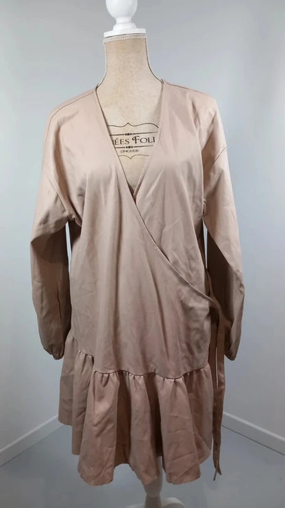 Robe Portefeuille Simili Cuir Satiné Beige Nude – Bas Volanté – ASOS – Taille 44