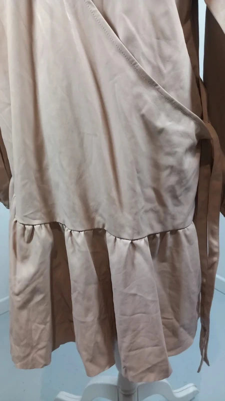 Robe Portefeuille Simili Cuir Satiné Beige Nude – Bas Volanté – ASOS – Taille 44
