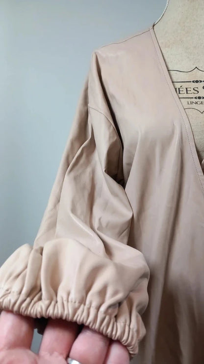 Robe Portefeuille Simili Cuir Satiné Beige Nude – Bas Volanté – ASOS – Taille 44