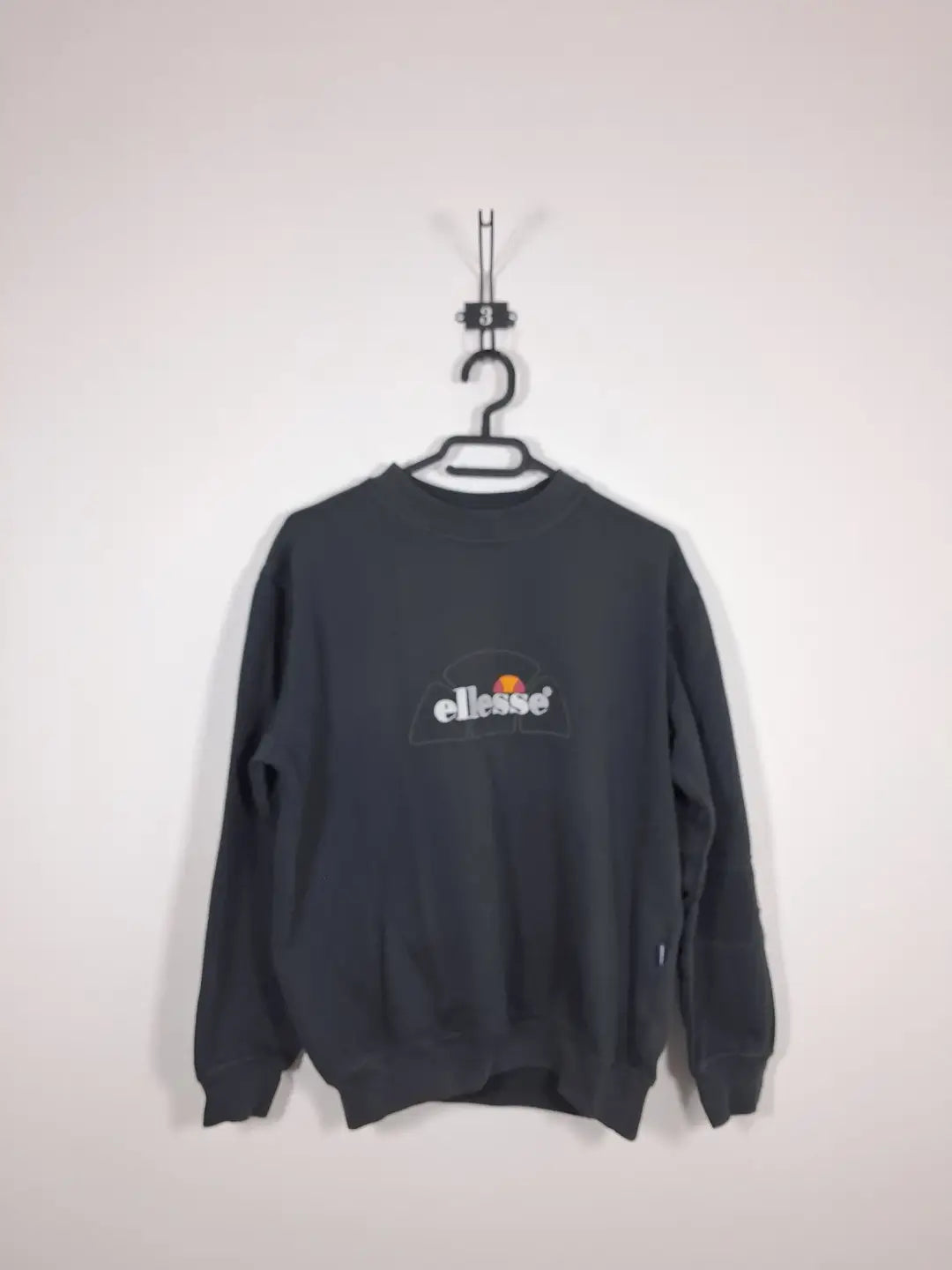 Sweat Ellesse Vintage Logo Brodé – Style Streetwear Retro – Noir Délavé – Taille S