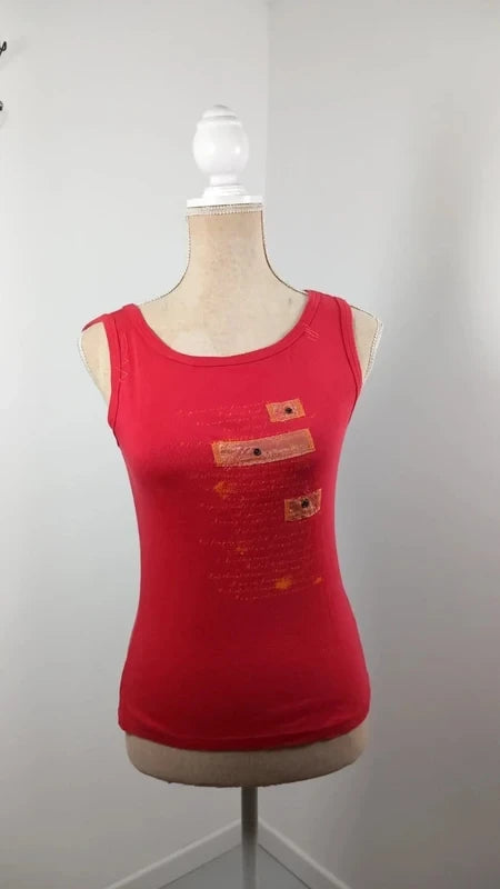 Top Débardeur Rouge Coquelicot – Détails Patchs & Écritures – T2 – Très Bon État