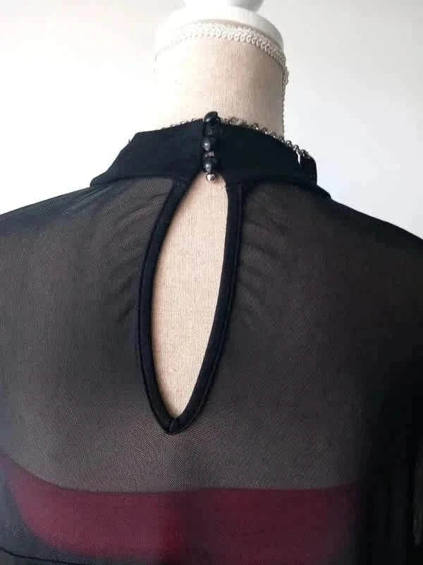 Joli body noir et résille en taille 56 de chez Asos, décolleté plongeant très sexy
