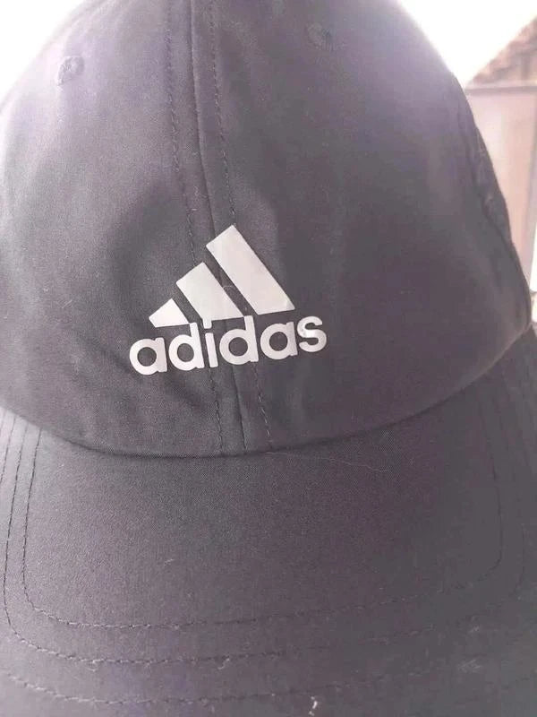 Authentique Casquette adidas Noire - Style Sport & Urbain Intemporel