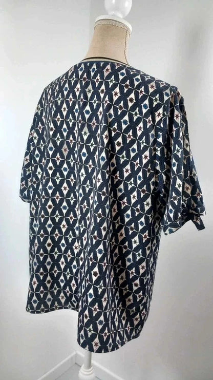 Tunique Graphique Chic – Bleu Marine & Motifs Géométriques – Taille 48 – NEUVE