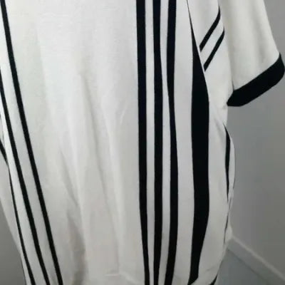 Chic & Comfy Graphic Top - Black & White - Size 54/56
