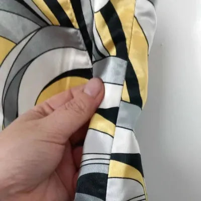 Haut Satiné la city Taille 2 – Top Vintage Imprimé Arabesques Jaune & Gris