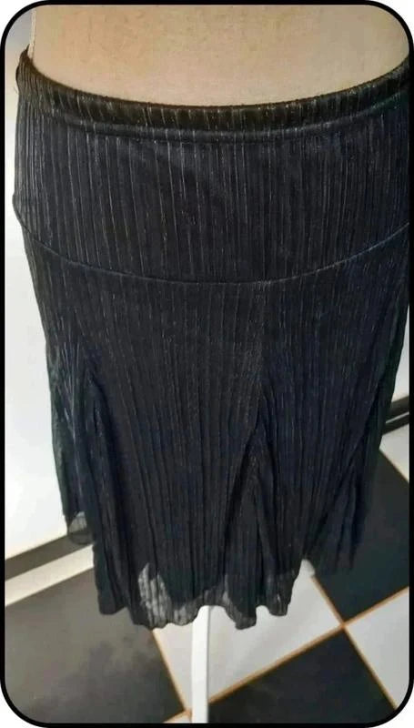 Jupe noir à fils métalliques marque Armand Thiery taille 44