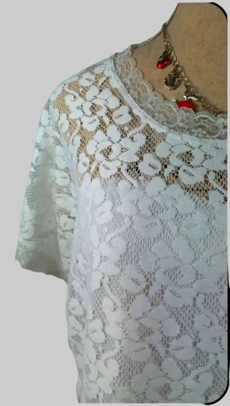 Lace Peplum Top – Elegance & Femininity Plus Size!