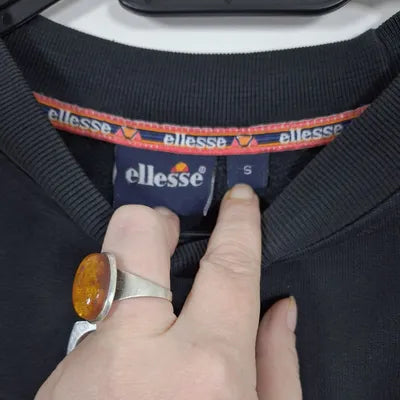 Sweat Ellesse Vintage Logo Brodé – Style Streetwear Retro – Noir Délavé – Taille S