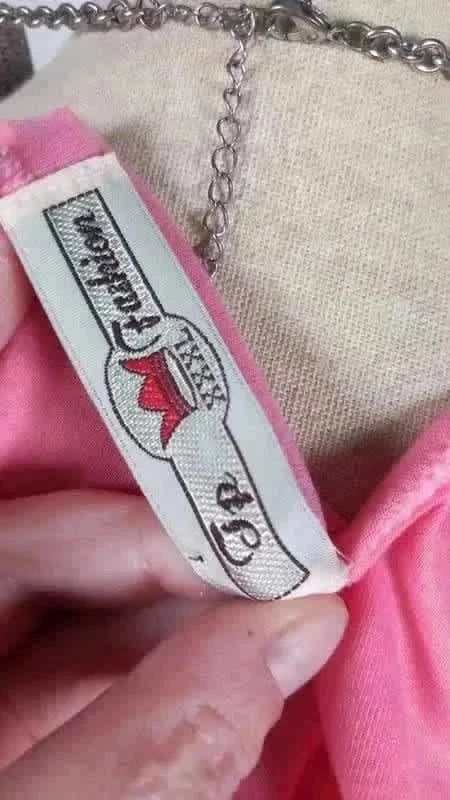 Joli tee shirt rose à broderie taille 3 XL 50/52
