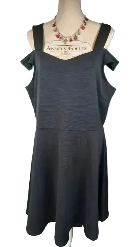 Robe Noire Épaules Dégagées Effet Gaufrette – Grande Taille – Taille 48-50 (22 UK)
