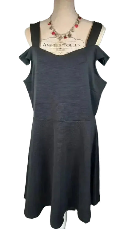 Robe Noire Épaules Dégagées Effet Gaufrette – Grande Taille – Taille 48-50 (22 UK)