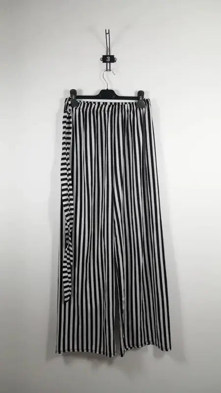Black & White Striped Flowy Palazzo Trousers – Graphic Style – NEW – Size 4