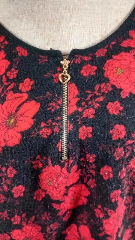 Black & Red Floral Lightweight Jumper – Heart Zip Detail – Size 3 (Large)