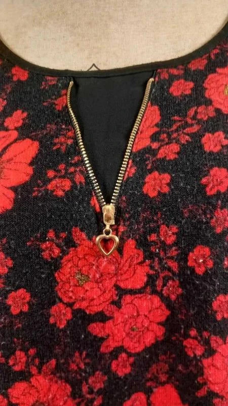 Pull Léger Floral Noir & Rouge – Détail Zip Cœur – Taille 3 (L)