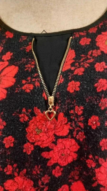 Pull Léger Floral Noir & Rouge – Détail Zip Cœur – Taille 3 (L)
