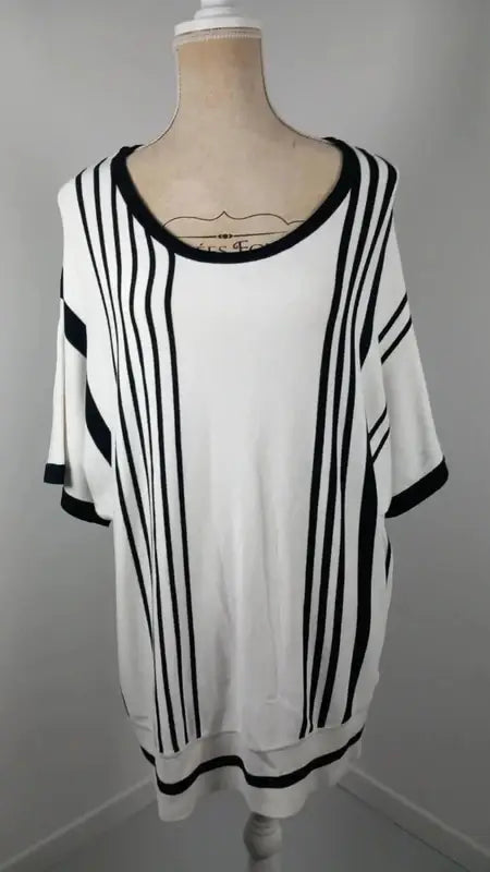 Chic & Comfy Graphic Top - Black & White - Size 54/56