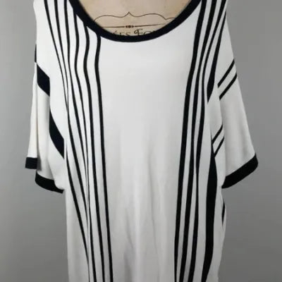 Chic & Comfy Graphic Top - Black & White - Size 54/56