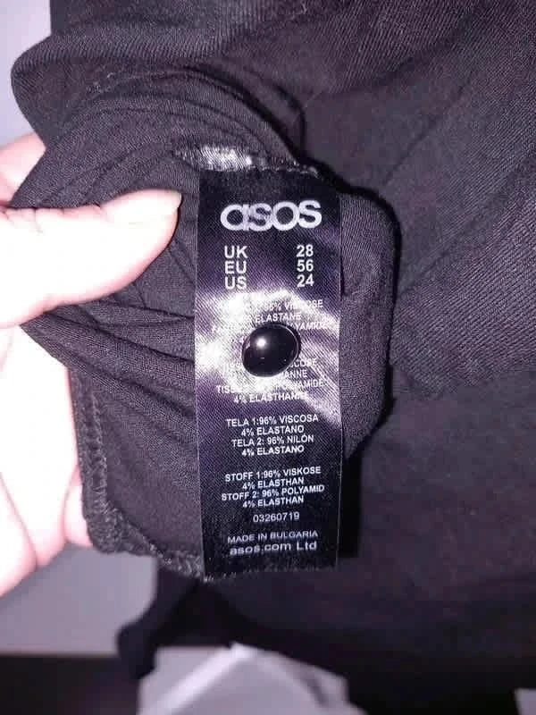 Joli body noir et résille en taille 56 de chez Asos, décolleté plongeant très sexy