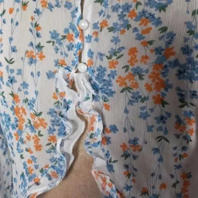 Robe Courte Fleurie – Dos Nu & Volants – Look Romantique