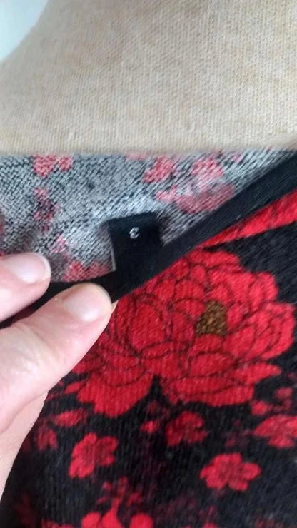 Pull Léger Floral Noir & Rouge – Détail Zip Cœur – Taille 3 (L)