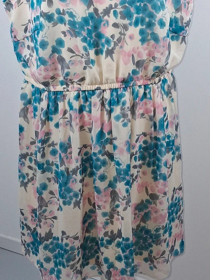 Superbe robe d'été fluide et fleurie Bonprix – taille 48