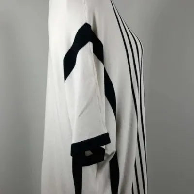 Chic & Comfy Graphic Top - Black & White - Size 54/56