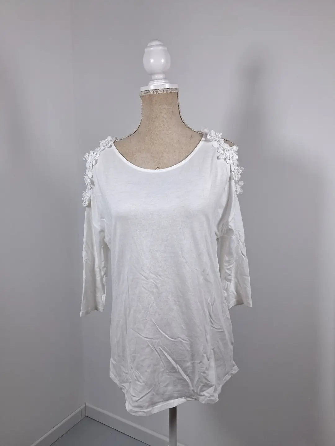 Yessica C&A White Top – Off-the-Shoulder & Raised Flowers – Size XS
