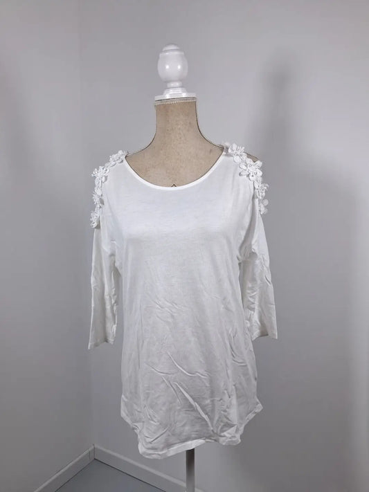 Haut blanc Yessica C&A – Épaules dénudées & Fleurs en relief – Taille XS