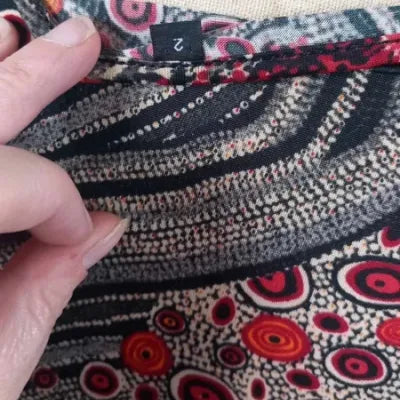 Tunique – Imprimé Abstrait Rouge/Gris/Noir – Col V Drapé – Manches 3/4 – Neuve