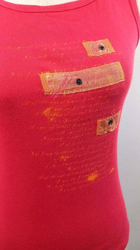 Top Débardeur Rouge Coquelicot – Détails Patchs & Écritures – T2 – Très Bon État