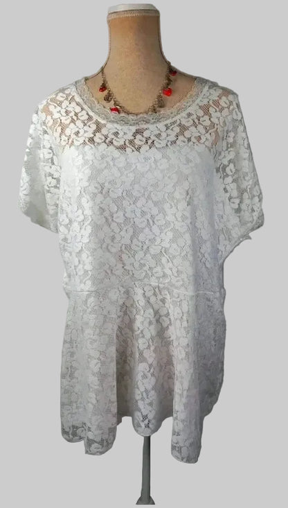 Lace Peplum Top – Elegance & Femininity Plus Size!