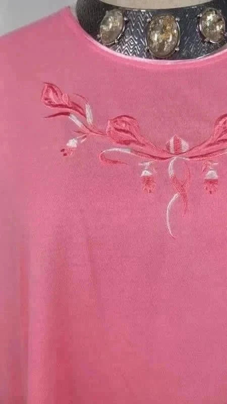 Joli tee shirt rose à broderie taille 3 XL 50/52
