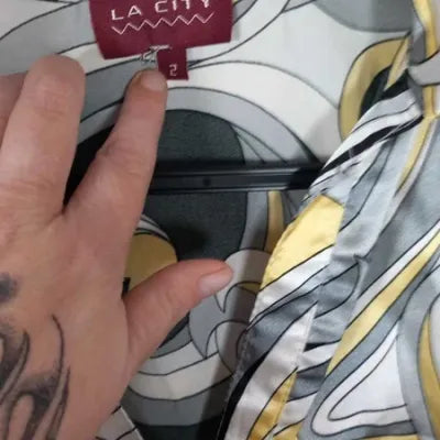 Haut Satiné la city Taille 2 – Top Vintage Imprimé Arabesques Jaune & Gris