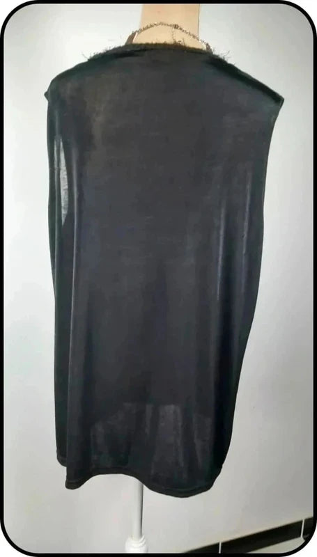 Tunique noire au col froufrou de marque Darlin taille Unique du 48 au 54