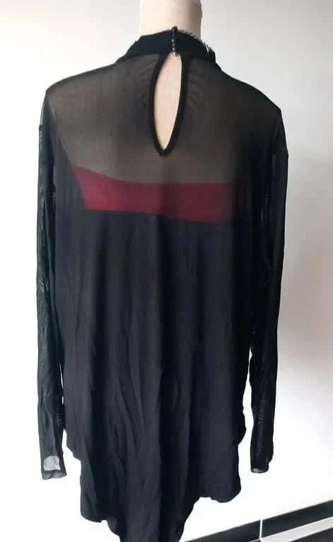Joli body noir et résille en taille 56 de chez Asos, décolleté plongeant très sexy