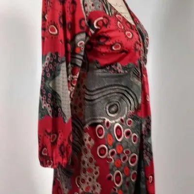Tunique – Imprimé Abstrait Rouge/Gris/Noir – Col V Drapé – Manches 3/4 – Neuve