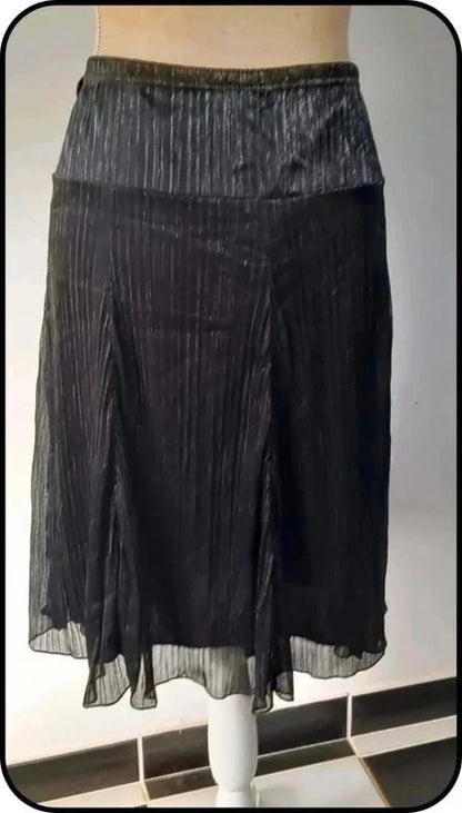 Jupe noir à fils métalliques marque Armand Thiery taille 44