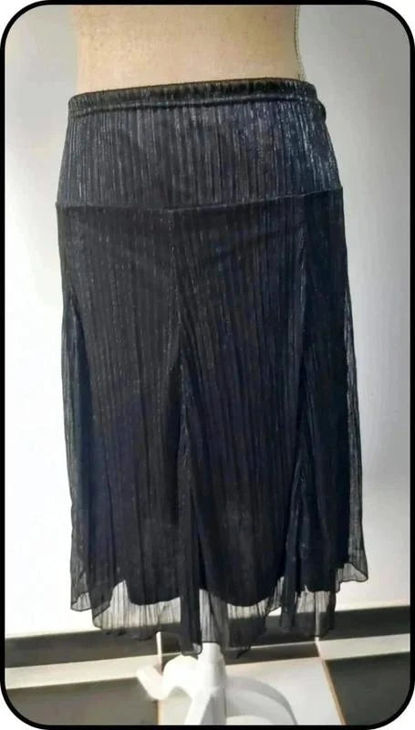Jupe noir à fils métalliques marque Armand Thiery taille 44