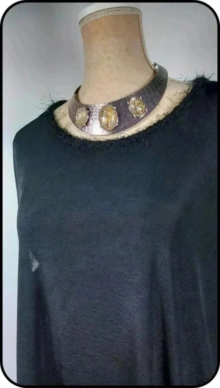 Tunique noire au col froufrou de marque Darlin taille Unique du 48 au 54