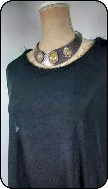 Tunique noire au col froufrou de marque Darlin taille Unique du 48 au 54