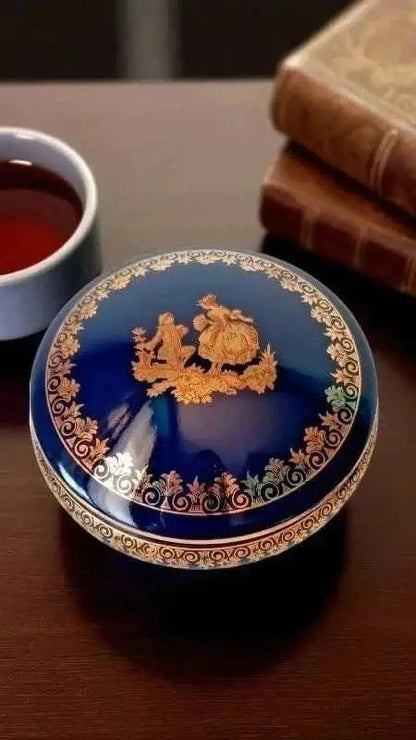 Limoges Bonbonnière En Porcelaine De Limoges Bleu De Four – Scène Galante