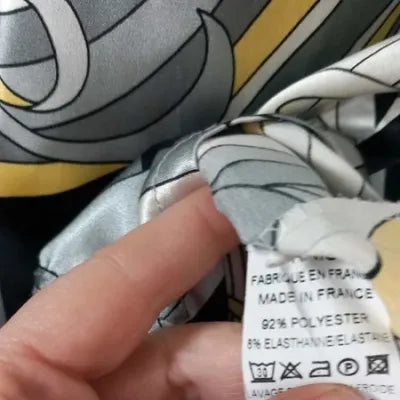 Haut Satiné la city Taille 2 – Top Vintage Imprimé Arabesques Jaune & Gris