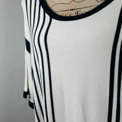 Chic & Comfy Graphic Top - Black & White - Size 54/56