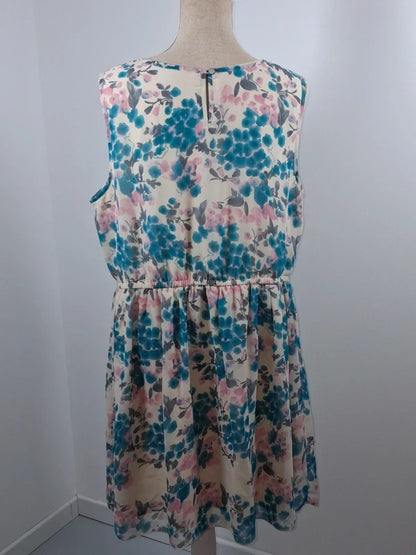 Superbe robe d'été fluide et fleurie Bonprix – taille 48